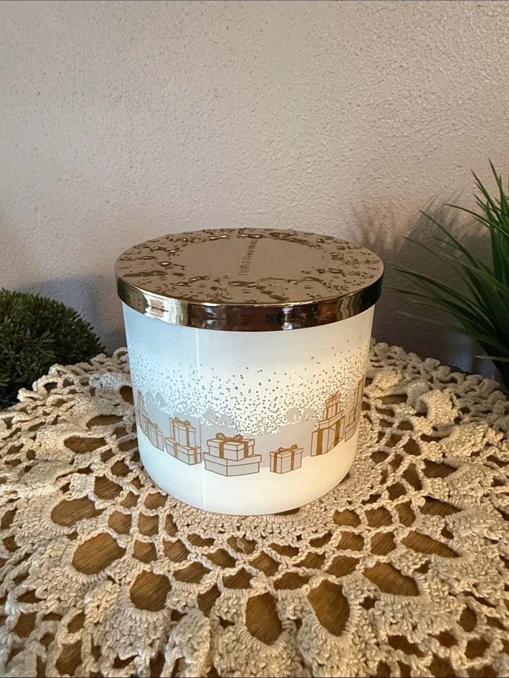 Bright Christmas Morning Scented Candle - White & Gold - Picture 2 of 4